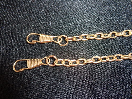 metal chainstrap with hooks, gold. Col. 47"