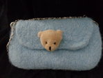 Kleine gefilzte (Kinder)Tasche mit Kettenhenkel hellblau und Bärenkopf