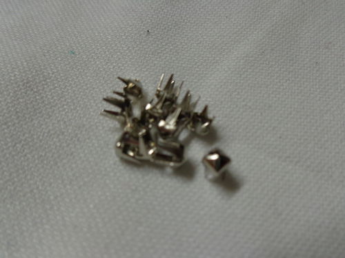 metal rivet pyramid-design, silver. 3mm, 20pc/pack