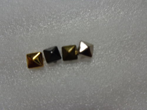 metal rivet pyramid-design, diff. col. 5mm, 10pc/pack